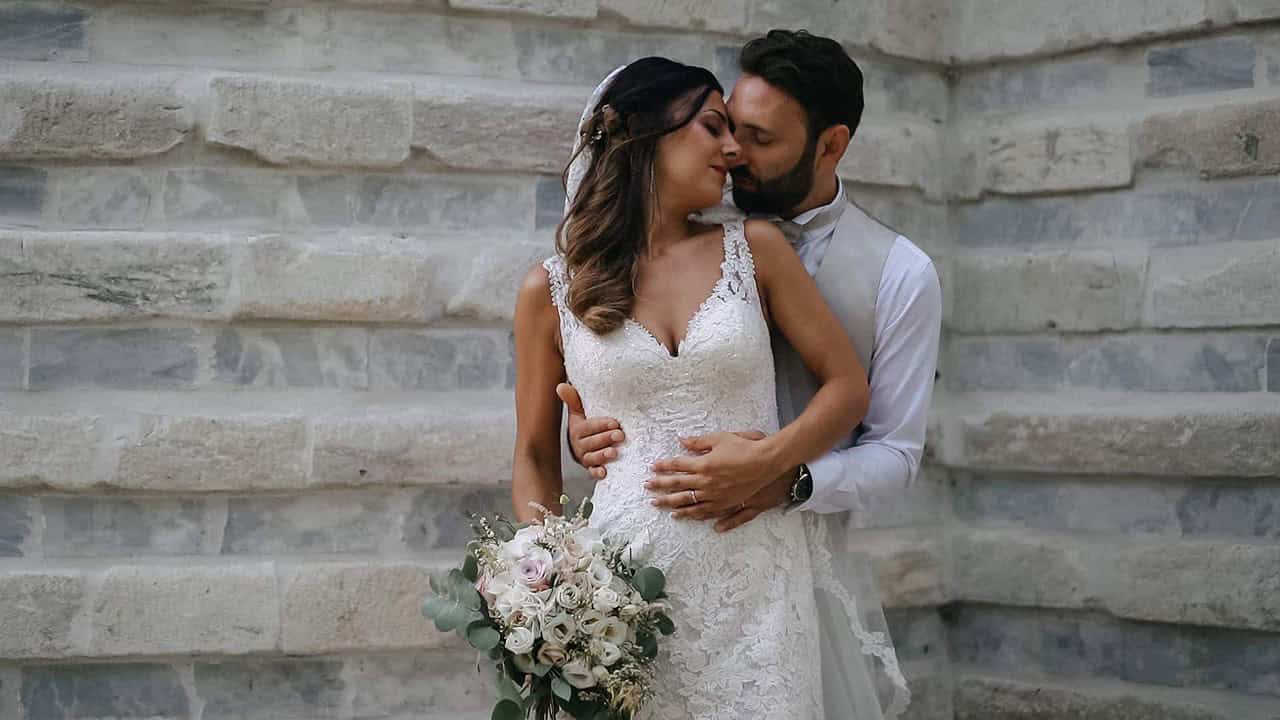 Alessandro e Sara che si abbracciano dietro la chiesetta di Valle di Badia, Antico Borgo in Toscana