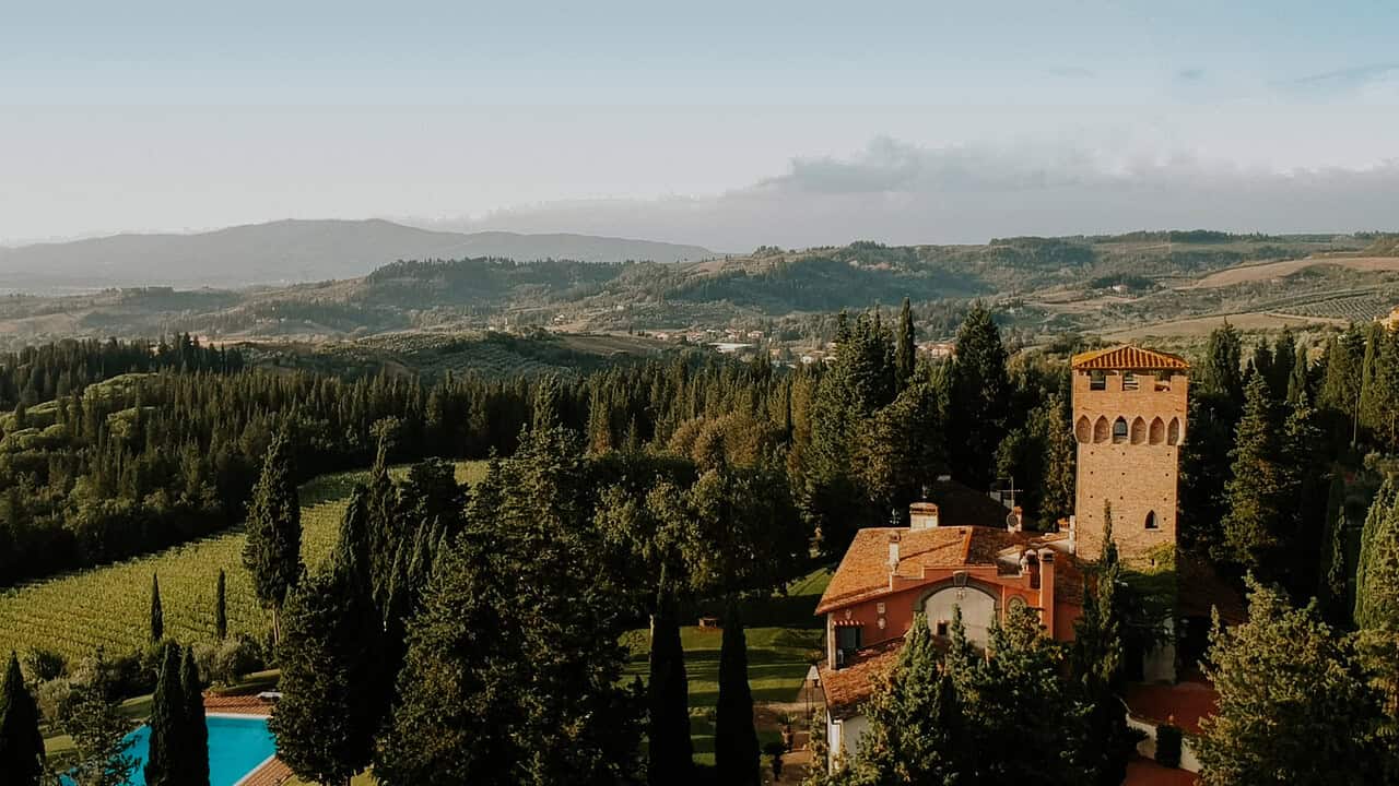 Antica Fattoria di Paterno vista dall'alto con le colline che fanno da sfondo